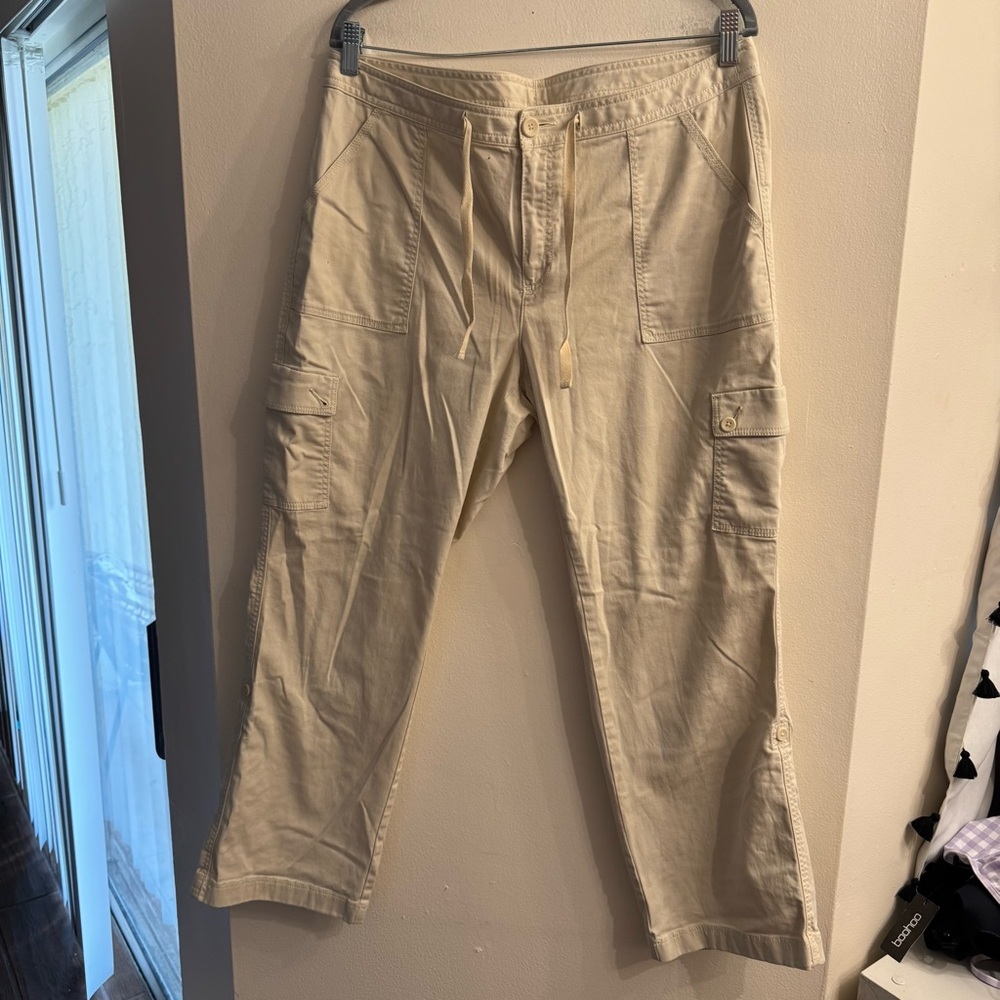 LL Bean Women’s Favorite Fit Tan/Cream Cargo Pants Size 16 Petite
